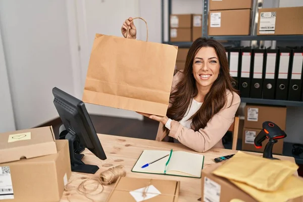 Young Hispanic Woman Ecommerce Business Worker Holding Order Paper Bag — Stock Photo, Image