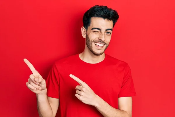 Jovem Hispânico Vestindo Roupas Casuais Sorrindo Olhando Para Câmera Apontando — Fotografia de Stock