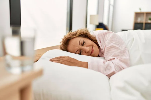 Mujer Caucásica Mediana Edad Durmiendo Acostada Cama Dormitorio —  Fotos de Stock