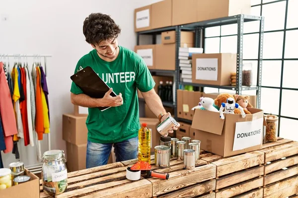 Jonge Spaanse Man Vrijwilligersuniform Een Liefdadigheidscentrum — Stockfoto