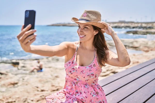 Brunetka Ciesząca Się Letnim Dniem Plaży Robiąc Sobie Selfie Smartfonem — Zdjęcie stockowe