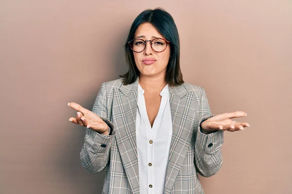 Junge Hispanische Frau Businesskleidung Und Brille Ahnungslos Und Verwirrt Mit — Stockfoto