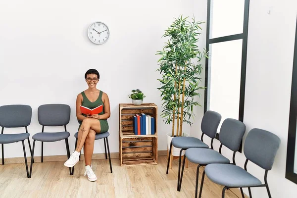 Joven Mujer Hispana Leyendo Libro Sentado Silla Sala Espera — Foto de Stock