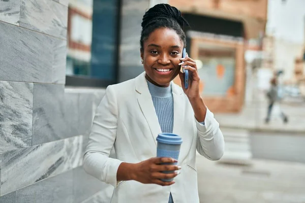 Νεαρή Αφροαμερικανή Επιχειρηματίας Που Μιλάει Στο Smartphone Και Πίνει Καφέ — Φωτογραφία Αρχείου