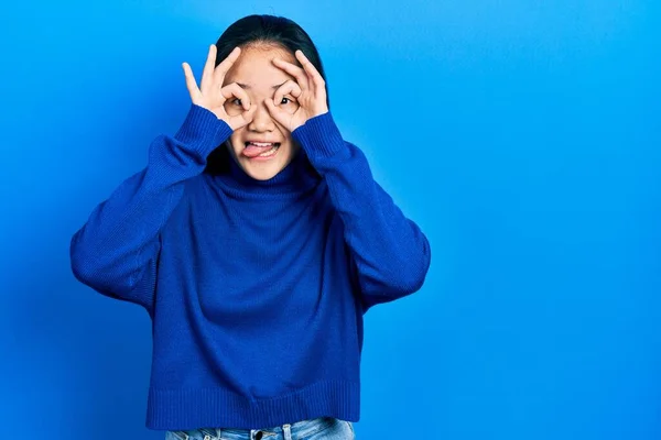 Sıradan Kıyafetler Giyen Genç Çinli Bir Kız Dürbün Gibi Jest — Stok fotoğraf