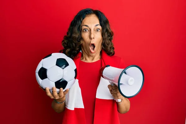 Mulher Hispânica Meia Idade Futebol Hooligan Segurando Bola Usando Megafone — Fotografia de Stock