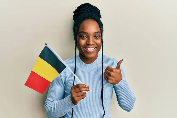 Africano Americano Mulher Com Trançado Cabelo Segurando Bandeira Bélgica Sorrindo — Fotografia de Stock