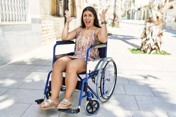 Tekerlekli Sandalyede Oturan Genç Esmer Kadın Zaferi Mutlu Bir Gülümsemeyle — Stok fotoğraf