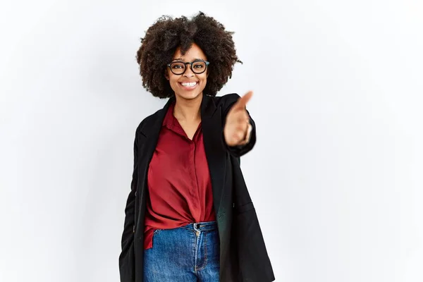 Αφροαμερικανή Γυναίκα Αφρο Μαλλιά Φορώντας Επαγγελματικό Σακάκι Και Γυαλιά Χαμογελώντας — Φωτογραφία Αρχείου
