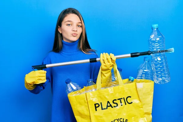 Jovem Morena Segurando Saco Reciclagem Com Garrafas Plástico Catador Olhando — Fotografia de Stock