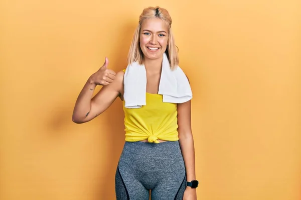 Vacker Blond Sport Kvinna Bär Träningskläder Gör Glada Tummen Upp — Stockfoto