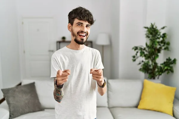 Spaanse Man Met Baard Woonkamer Thuis Wijzende Vingers Naar Camera — Stockfoto