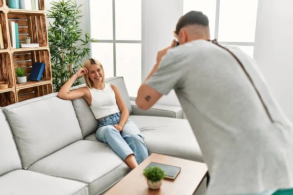 Hombre Haciendo Foto Novia Usando Cámara Casa —  Fotos de Stock