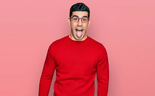 Snygg Latinamerikansk Man Klädd Vardagliga Kläder Och Glasögon Sticker Tungan — Stockfoto