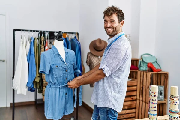 Jovem Lojista Hispânico Homem Sorrindo Feliz Trabalhando Loja Roupas — Fotografia de Stock