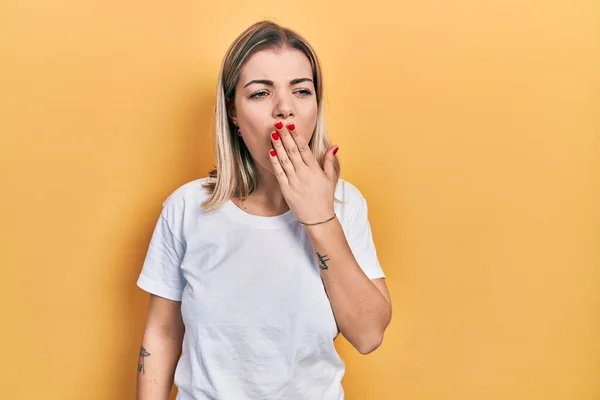 Hermosa Mujer Caucásica Con Camiseta Blanca Casual Aburrida Bostezando Cansada — Foto de Stock