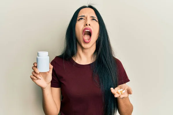 Junge Hispanische Mädchen Mit Tabletten Wütend Und Verrückt Schreiend Frustriert — Stockfoto