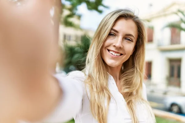 Mooie Blonde Vrouw Glimlachen Gelukkig Buiten Een Zonnige Dag Het — Stockfoto