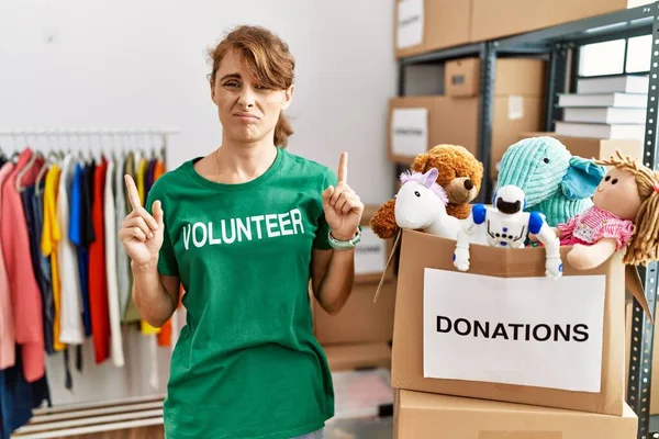 Bağışta Gönüllü Tişört Giyen Güzel Beyaz Kadın Üzgün Üzgün Görünüyor — Stok fotoğraf
