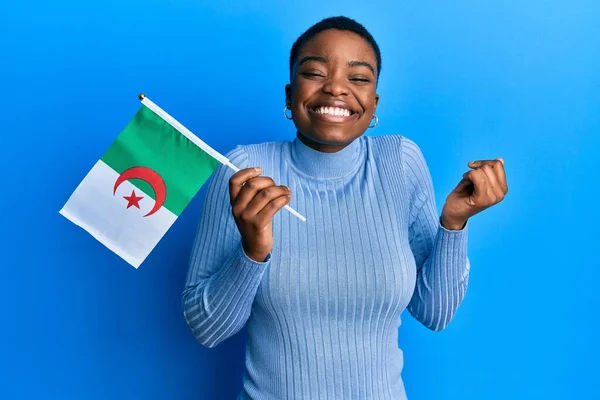 Young African American Woman Holding Algeria Flag Screaming Proud Celebrating — Stock Photo, Image