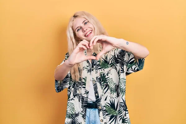 Beautiful Caucasian Woman Blond Hair Wearing Tropical Shirt Smiling Love — Stock Photo, Image
