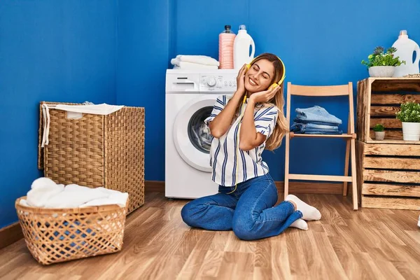 Jong Blond Vrouw Luisteren Naar Muziek Wachten Voor Wasmachine Wasruimte — Stockfoto
