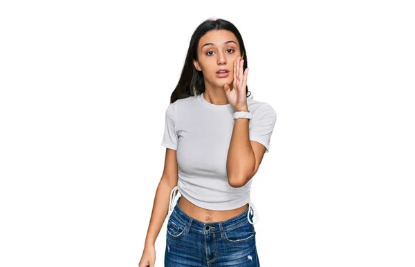 Chica Hispana Joven Con Camiseta Blanca Casual Mano Boca Contando — Foto de Stock