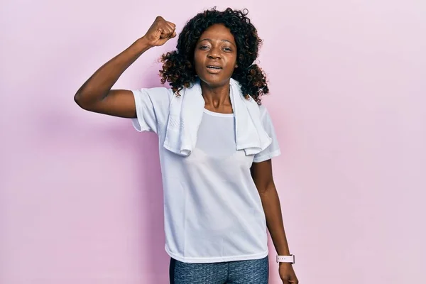 Genç Afro Amerikalı Kadın Spor Giysisi Havlu Giyiyor Kızgın Kızgın — Stok fotoğraf