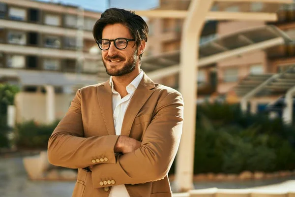 Junger Hispanischer Geschäftsmann Lächelt Glücklich Der Stadt — Stockfoto
