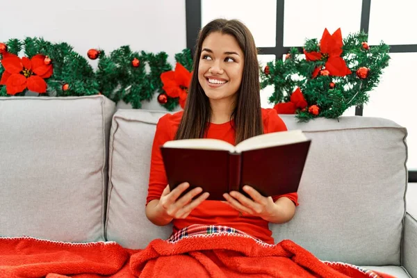 Genç Latin Kadın Evde Oturmuş Kitap Okuyor — Stok fotoğraf