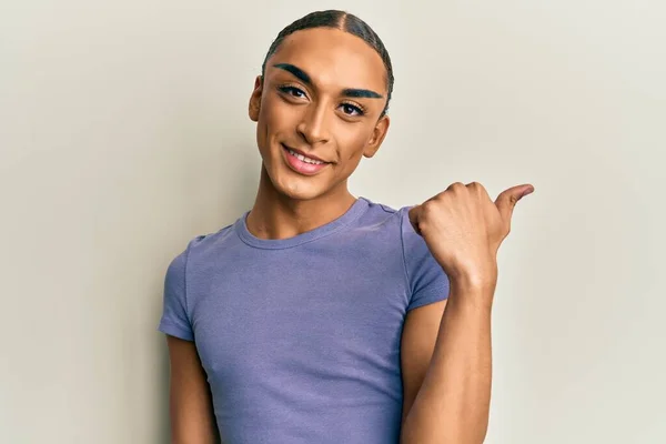Homme Hispanique Portant Maquillage Cheveux Longs Portant Shirt Décontracté Souriant — Photo