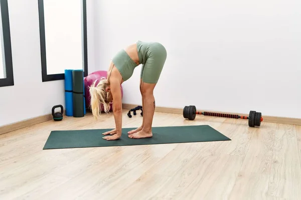 Jeune Fille Blonde Concentrer Formation Yoga Centre Sportif — Photo