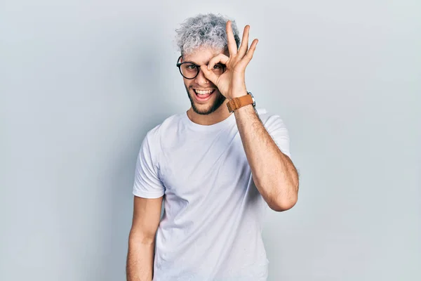 Modern Boyalı Saçlı Beyaz Tişörtlü Gözlüklü Genç Spanyol Adam Hareketleriyle — Stok fotoğraf