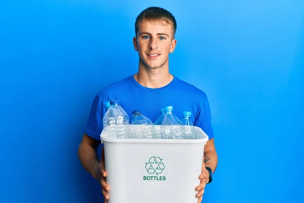 Jovem Caucasiano Segurando Lixo Reciclável Com Garrafas Plástico Sorrindo Com — Fotografia de Stock