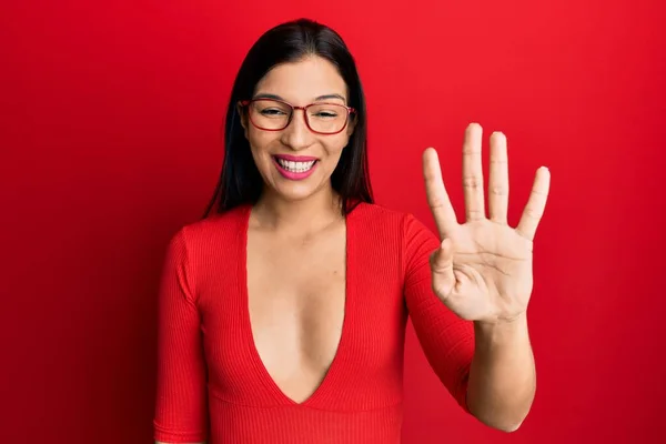 Mujer Latina Joven Usando Ropa Casual Gafas Que Muestran Señalan — Foto de Stock