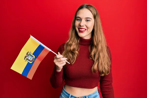 Νεαρή Ξανθιά Γυναίκα Κρατώντας Σημαία Εκουαδόρ Αναζητούν Θετική Και Ευτυχισμένη — Φωτογραφία Αρχείου