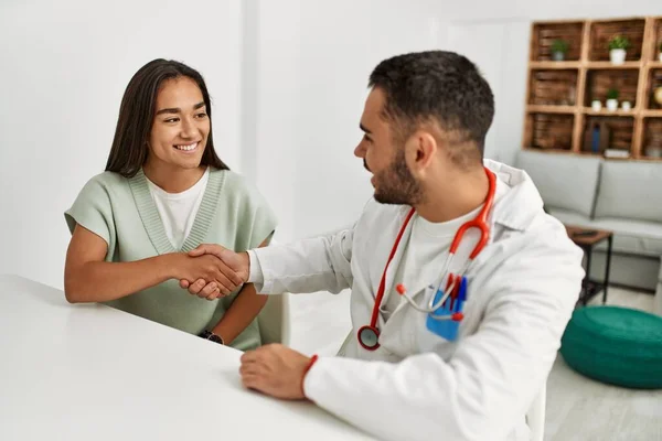Doctor Shaking Hand Latin Woman Patient Clinic — Stock Photo, Image