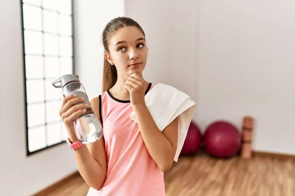 Junge Brünette Teenager Sportkleidung Die Wasserflasche Mit Der Hand Kinn — Stockfoto