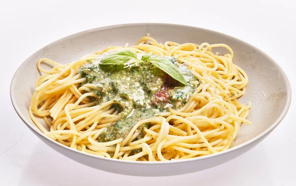 Assiette Pâtes Italiennes Spaghetti Avec Sauce Pesto Sur Fond Blanc — Photo