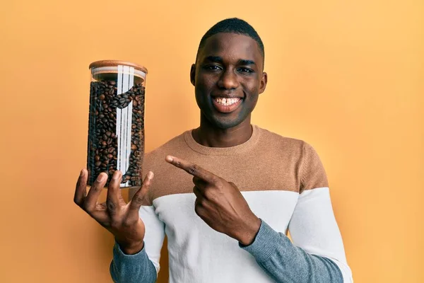 Jovem Afro Americano Segurando Jarra Com Grãos Café Sorrindo Feliz — Fotografia de Stock