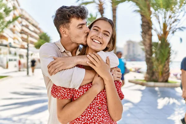 Joven Pareja Hispana Sonriendo Feliz Abrazándose Pie Ciudad —  Fotos de Stock