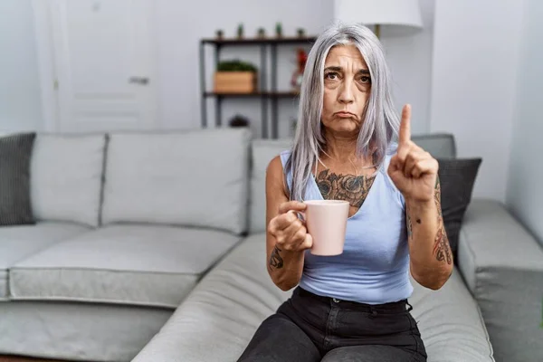 Mujer Pelo Gris Mediana Edad Bebiendo Café Sentada Sofá Casa —  Fotos de Stock