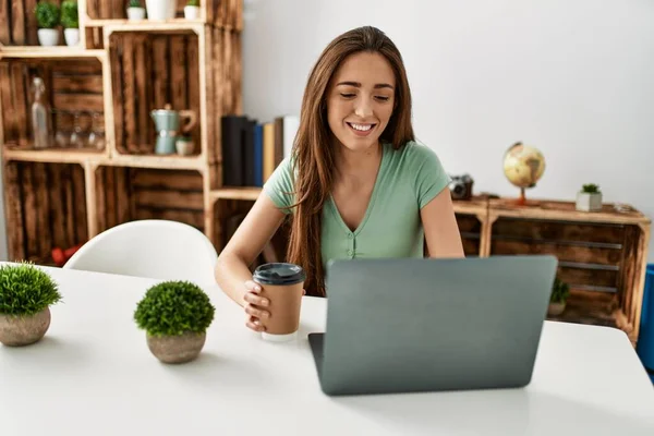 Young Hispanic Woman Using Laptop Drinking Coffee Sitting Table Home — Φωτογραφία Αρχείου