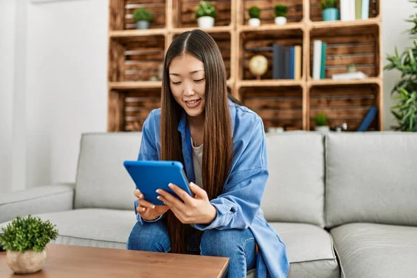 Menina Chinesa Nova Usando Touchpad Sentado Sofá Casa — Fotografia de Stock