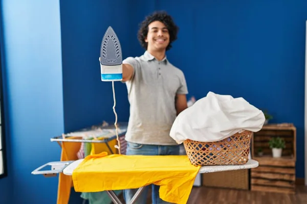 Giovane Uomo Ispanico Sorridente Sicuro Stirare Vestiti Lavanderia — Foto Stock