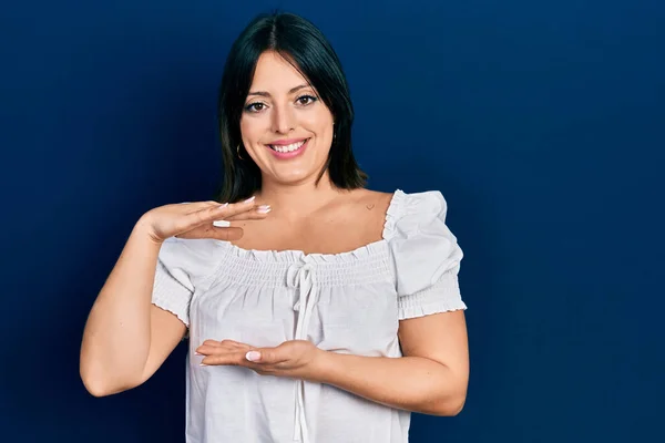 Молода Іспаномовна Жінка Повсякденному Одязі Жестикулює Руками Показуючи Знаки Великих — стокове фото