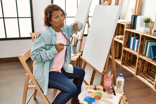 Mujer Hispana Mediana Edad Estudio Arte Pintando Sobre Lienzo Con — Foto de Stock
