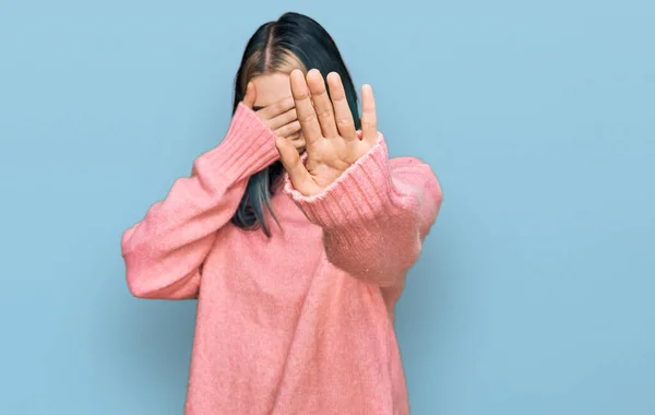 Rapariga Moderna Vestindo Suéter Inverno Rosa Cobrindo Olhos Com Mãos — Fotografia de Stock