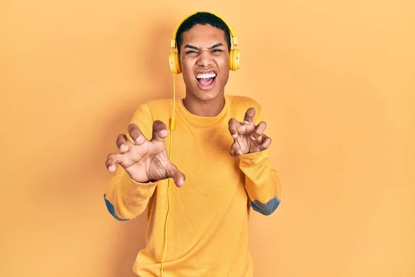 Joven Afroamericano Chico Escuchando Música Usando Auriculares Sonriendo Divertido Haciendo —  Fotos de Stock