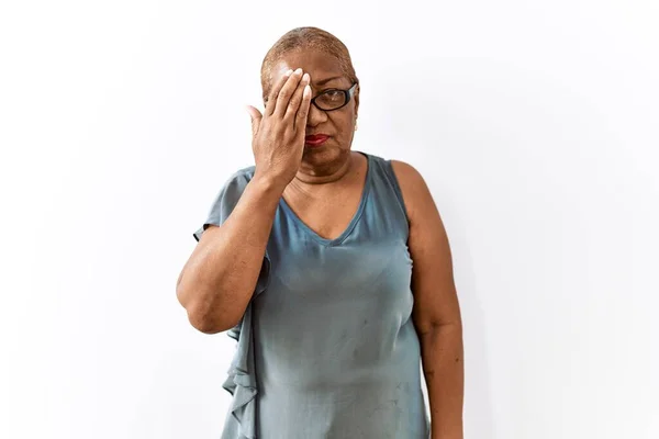 Mulher Hispânica Madura Usando Óculos Sobre Fundo Isolado Bocejo Cansado — Fotografia de Stock